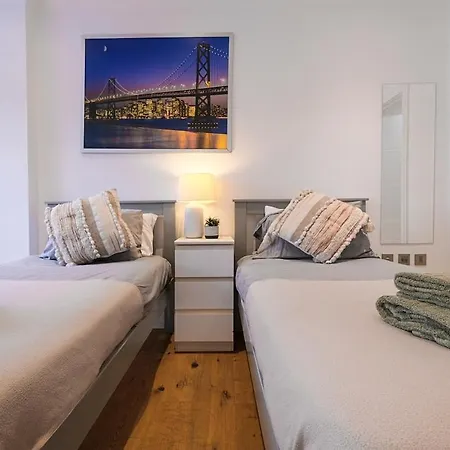 Apartment Centre, Spacious, En Suite, Free Wi-fi *