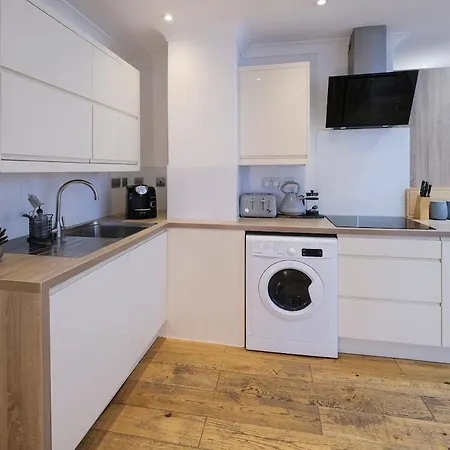Apartment Centre, Spacious, En Suite, Free Wi-fi *