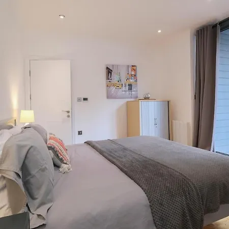 Centre, Spacious, En Suite, Free Wi-fi Apartment *