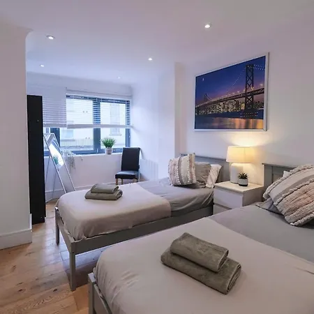 Apartment Centre, Spacious, En Suite, Free Wi-fi Bristol
